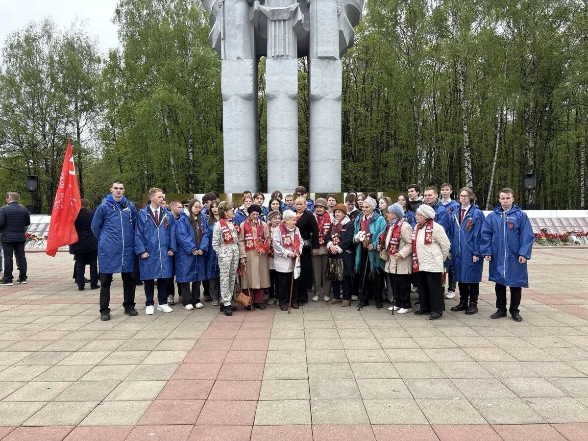 Подвиг в наших сердцах: студенты Королёвского филиала МЮИ почтили память героев у Мемориала Славы