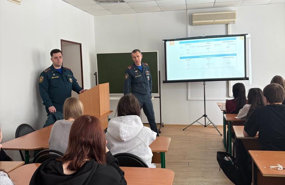 Безопасность прежде всего: Сотрудники МЧС провели важный инструктаж для студентов Королёвского филиала МЮИ 